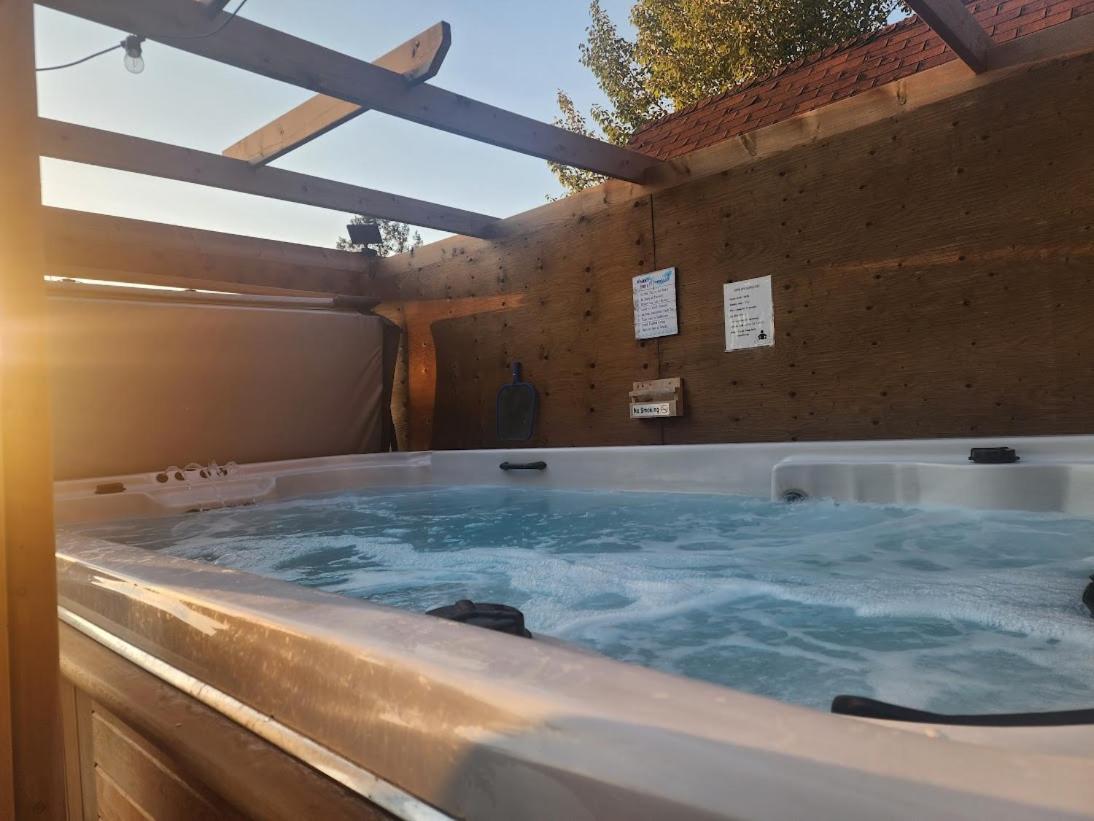 Motel Tyrol Рейдиум-Хот-Спрингс Экстерьер фото